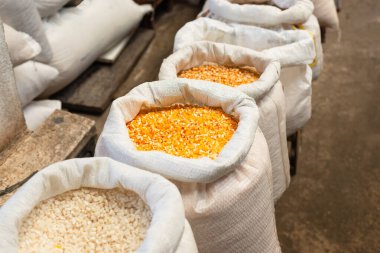 Bir büfede satılık sarı mısır. Vitamin, mineral, karbonhidrat, protein ve lif gibi besin değeri yüksek tahıllar. Sağlıklı beslenme