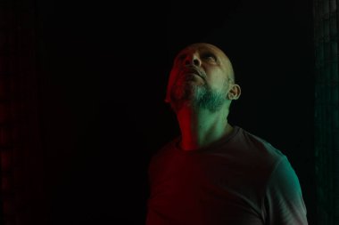 Yoğun dumanların arasında beliren beyaz bir adamın elleri. Siyah arkaplanı olan bir stüdyo resmi. Güney Amerikalı..