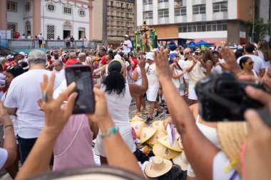 Salvador, Bahia, Brezilya - 16 Ocak 2025: Salvador, Bahia 'da Bonfim' in geçit törenine ve yıkanmasına katılan insanlar görülüyor.