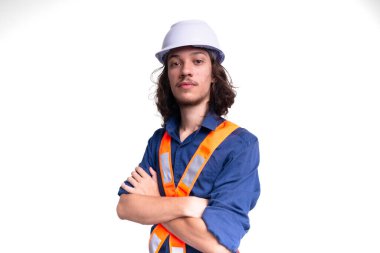 Beyaz kask ve parlak yelek giyen genç mühendis fotoğraf için poz veriyor. Güvenlik ekipmanları. Mimar