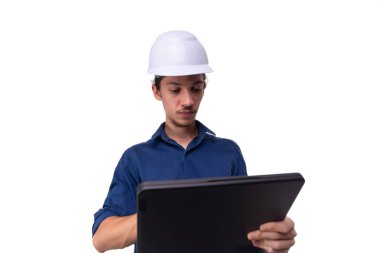 Tabletle çalışan beyaz kasklı genç bir mimarın portresi. Beyaz arka planda izole edilmiş. Güvenlik ekipmanları.