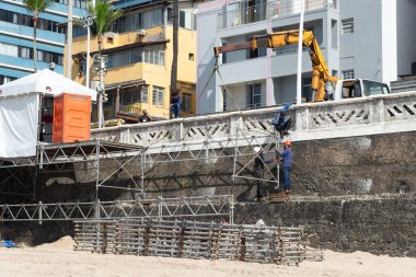 Salvador, Bahia, Brezilya - 24 Ocak 2025: Belediye çalışanları, Salvador, Bahia kentindeki karnaval için yapının montajı üzerinde çalışırken görülüyor.