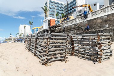 Salvador, Bahia, Brezilya - 24 Ocak 2025: 2025 tarihli karnaval için Bahia 'nın Salvador kentindeki Farol da Barra plajında toplanan demir yapının yakın görüntüsü.