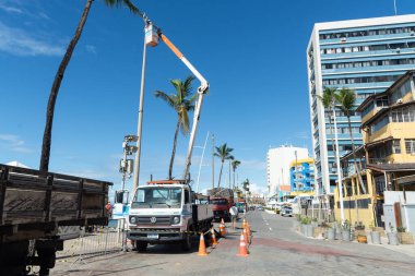 Salvador, Bahia, Brezilya - 24 Ocak 2025: Karnaval yapıları montajı için Barra rıhtımında bir kamyonun görüntüsü. Salvador, Bahia.