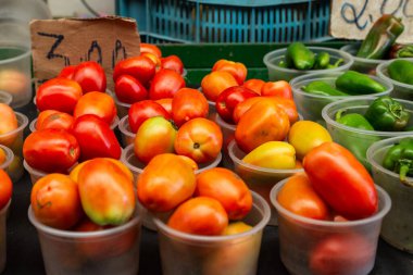 Satılık kırmızı domatesler. Meyve açısından zengin olan meyve, A, B, C, K vitaminleri ve potasyum, kalsiyum, magnezyum ve demir gibi mineraller. Sağlıklı yemek.