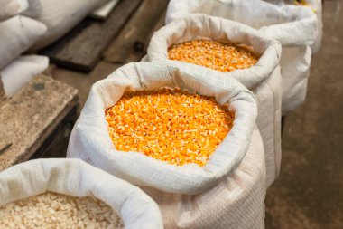 Bir büfede satılık sarı mısır. Vitamin, mineral, karbonhidrat, protein ve lif gibi besin değeri yüksek tahıllar. Sağlıklı beslenme