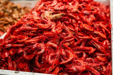 Bir büfede satılık karides. Protein zengini kabuklu deniz ürünleri, omega 3, B vitaminleri ve diğer besinler. Sağlıklı yeme kavramı