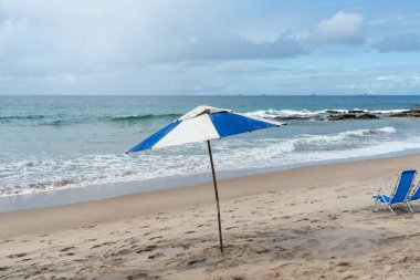 Kumda şemsiye ve plaj sandalyesi manzarası. Rahatla, tatil, cennet. Brezilya