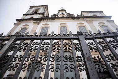 Salvador, Bahia, Brezilya - 15 Ocak 2025: Brezilya 'nın Salvador kentinin tarihi merkezi Pelourinho' daki bir kilisenin koruma çiti.
