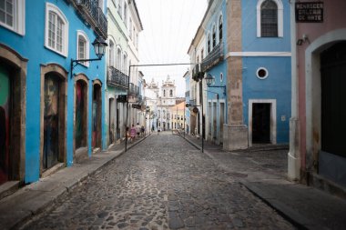 Salvador, Bahia, Brezilya - 15 Ocak 2025: Salvador, Brezilya 'nın tarihi merkezi Pelourinho' nun dar sokakları.