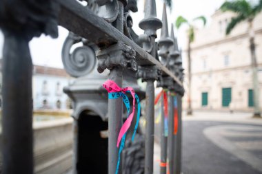 Salvador, Bahia, Brezilya - 15 Ocak 2025: Brezilya 'nın Salvador kentinin tarihi merkezi Pelourinho' daki bir korkuluğa bağlı hatıra kurdeleleri.