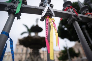 Salvador, Bahia, Brezilya - 15 Ocak 2025: Brezilya 'nın Salvador kentinin tarihi merkezi Pelourinho' daki bir korkuluğa bağlı hatıra kurdeleleri.