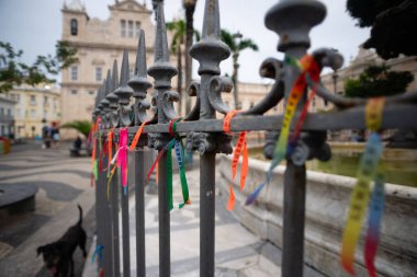 Salvador, Bahia, Brezilya - 15 Ocak 2025: Brezilya 'nın Salvador kentinin tarihi merkezi Pelourinho' daki bir korkuluğa bağlı hatıra kurdeleleri.