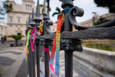 Salvador, Bahia, Brezilya - 15 Ocak 2025: Brezilya 'nın Salvador kentinin tarihi merkezi Pelourinho' daki bir korkuluğa bağlı hatıra kurdeleleri.