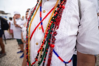 Salvador, Bahia, Brezilya - 16 Ocak 2025: Bahia 'nın Salvador kentindeki Bonfim yıkama alayı sırasında candomble takipçileri görülüyor.