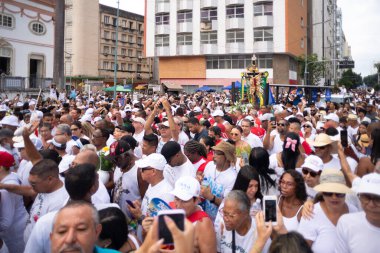 Salvador, Bahia, Brezilya - 16 Ocak 2025: Salvador, Bahia 'da Bonfim' in geçit törenine ve yıkanmasına katılan insanlar görülüyor.