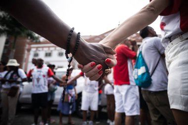 Salvador, Bahia, Brezilya - 16 Ocak 2025: Salvador, Bahia 'da Bonfim' in geçit törenine ve yıkanmasına katılan insanlar görülüyor.