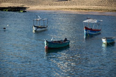 Salvador, Bahia, Brezilya - 24 Ocak 2025: Rio Vermelho sahilinin denize demirli görüntüsü. Bahia, Salvador şehri..