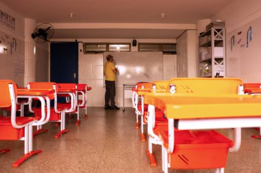 Salvador, Bahia, Brezilya - 26 Şubat 2025: Devlet okulunda öğrencileri olmayan bir öğretmen görülüyor. Bahia, Salvador şehri..