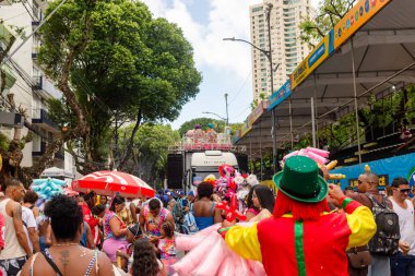 Salvador, Bahia, Brezilya - 01 Mart 2025: İnsanlar Salvador, Bahia 'daki karnaval sırasında Carla Peres elektrik üçlüsünde eğlenirken görülüyor.