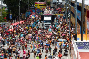 Salvador, Bahia, Brezilya - 01 Mart 2025: Bir grup çocuk ve yetişkinin Salvador, Bahia 'daki karnaval sırasında eğlendikleri görülüyor..