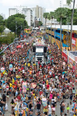 Salvador, Bahia, Brezilya - 01 Mart 2025: Bir grup çocuk ve yetişkinin Salvador, Bahia 'daki karnaval sırasında eğlendikleri görülüyor..