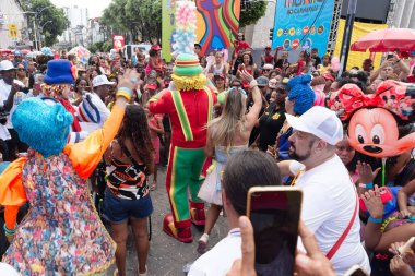 Salvador, Bahia, Brezilya - 01 Mart 2025: Çocuklar ve yetişkinler, Salvador, Bahia 'daki Karnaval sırasında Patati ve Patata palyaçolarını görmek için bir araya geldiler.