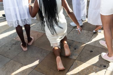 İnsanlar 2024 yılının son Cuma günü Bahia 'nın Salvador kentindeki Bonfim Kilisesi' nde ayine katılıyorlar..