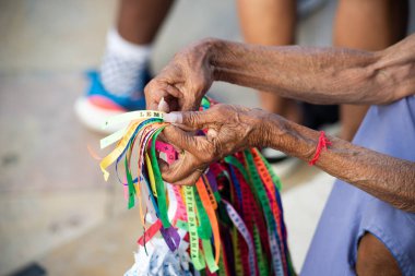 2024 yılının son Cuma ayinine birçok Katolik katılıyor. Bonfim Kilisesi, Salvador, Bahia.