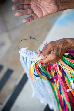 Birçok Katolik, 2024 yılının son Cuma günü ayin sırasında kurdele tutarken görülüyor. Bonfim Kilisesi, Salvador, Bahia.