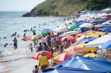 Salvador, Bahia, Brezilya - 31 Aralık 2024: İnsanlar ve turistler Salvador, Bahia 'daki Boa Viagem plajında güneşlenmenin ve yüzmenin keyfini çıkarıyorlar.