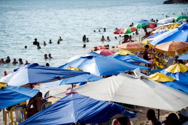 Salvador, Bahia, Brezilya - 31 Aralık 2024: İnsanlar güneş altında Boa Viagem plajında eğleniyorlar. Salvador, Bahia.