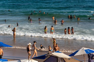 Salvador, Bahia, Brezilya - 05 Ocak 2025: Turistler öğleden sonra Farol da Barra plajında eğlenirken görülüyor. Salvador, Bahia.