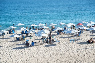 Salvador, Bahia, Brezilya - 24 Ocak 2025: Çok sayıda turist Salvador, Bahia 'daki Paciencia plajında eğlenirken görülüyor.