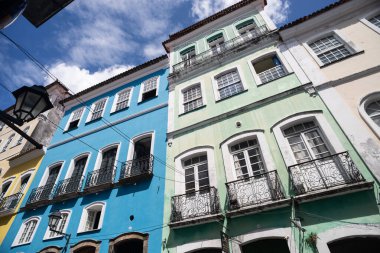 Salvador, Bahia, Brezilya - 15 Şubat 2025: Largo d 'deki sömürge evlerinin cephelerinden görüntü