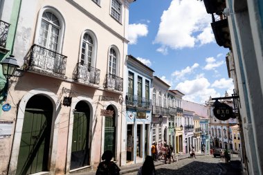 Salvador, Bahia, Brezilya - 15 Şubat 2025: Largo d 'deki sömürge evlerinin cephelerinden görüntü