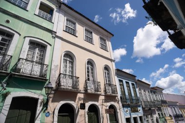 Salvador, Bahia, Brezilya - 15 Şubat 2025: Largo d 'deki sömürge evlerinin cephelerinden görüntü