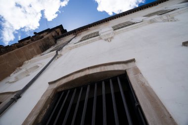 Salvador, Bahia, Brezilya - 15 Şubat 2025: Brezilya 'nın Salvador şehrinin tarihi merkezi Pelourinho' daki bir barok kilisesinin ön cephesinin altından.