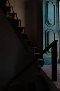Salvador, Bahia, Brezilya - 13 Aralık 2019: Salvador, Bahia 'daki Santa Luzia kilisesinin içindeki eski ahşap bir merdiven manzarası.
