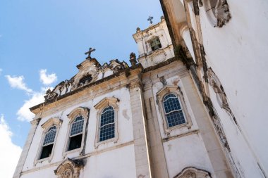 Santa Luzia Kilisesi 'nin ön cephesi Salvador, Bahia' daki Comercio mahallesinde yer almaktadır..