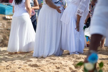 Salvador, Bahia, Brezilya - Şubat 02, 2025: Candomble halkı Brezilya 'nın Salvador kentinde Iemanja için bir ayin yaparken görülüyor.