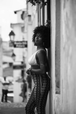 Siyah beyaz bir fotoğraf güzel siyah bir kadının arkası eski bir duvara dönük. Gülümseyen ve güçlü bir insan. Brezilya