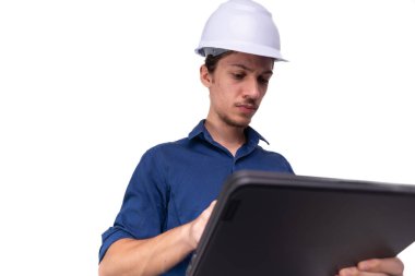 Tabletle çalışan beyaz kasklı genç bir mimarın portresi. Beyaz arka planda izole edilmiş. Güvenlik ekipmanları.