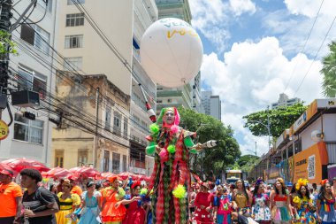Salvador, Bahia, Brezilya - 01 Mart 2025: Yüzlerce insan Brezilya 'nın Salvador kentindeki karnaval sırasında kostüm içinde eğlenirken görülüyor.