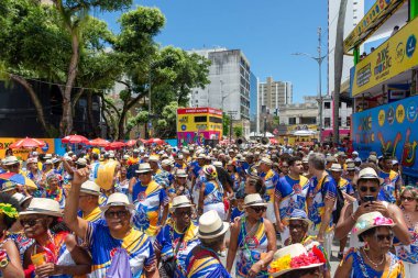 Salvador, Bahia, Brezilya - 01 Mart 2025: Yüzlerce kişilik Samba kültür grubu, Brezilya 'nın Salvador kentindeki karnaval sırasında geçit töreni yaparken görülüyor.