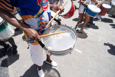 Salvador, Bahia, Brezilya - 03 Mart 2025: Perküsyon müzisyenleri Brezilya 'nın Salvador kentindeki bir karnaval geçidinde çalarken görüldü.