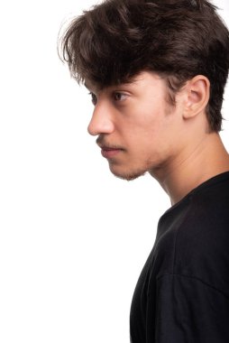 Beyaz arka planda siyah gömlek giyen yakışıklı bir gencin profil portresi. Kafkasya Brezilyası.