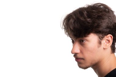 Beyaz arka planda siyah gömlek giyen yakışıklı bir gencin profil portresi. Kafkasya Brezilyası.