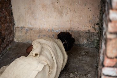 Zincire vurulmuş ve beton zemine uzanmış siyah bir kadın. Brezilya 'da kölelik. Köle Anastacia 'yı temsil ediyorum..