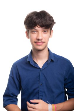 Mavi gömlekli genç ve yakışıklı bir öğrenci kameraya ciddi ciddi bakıyor. Beyaz arka planda izole edilmiş. Kendine güvenen biri. Profesyonel konsept.